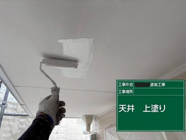 明石市の戸建て　軒天の上塗りの様子